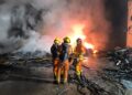 Un incendio en el exterior de una nave industrial moviliza a los Bomberos en Silla