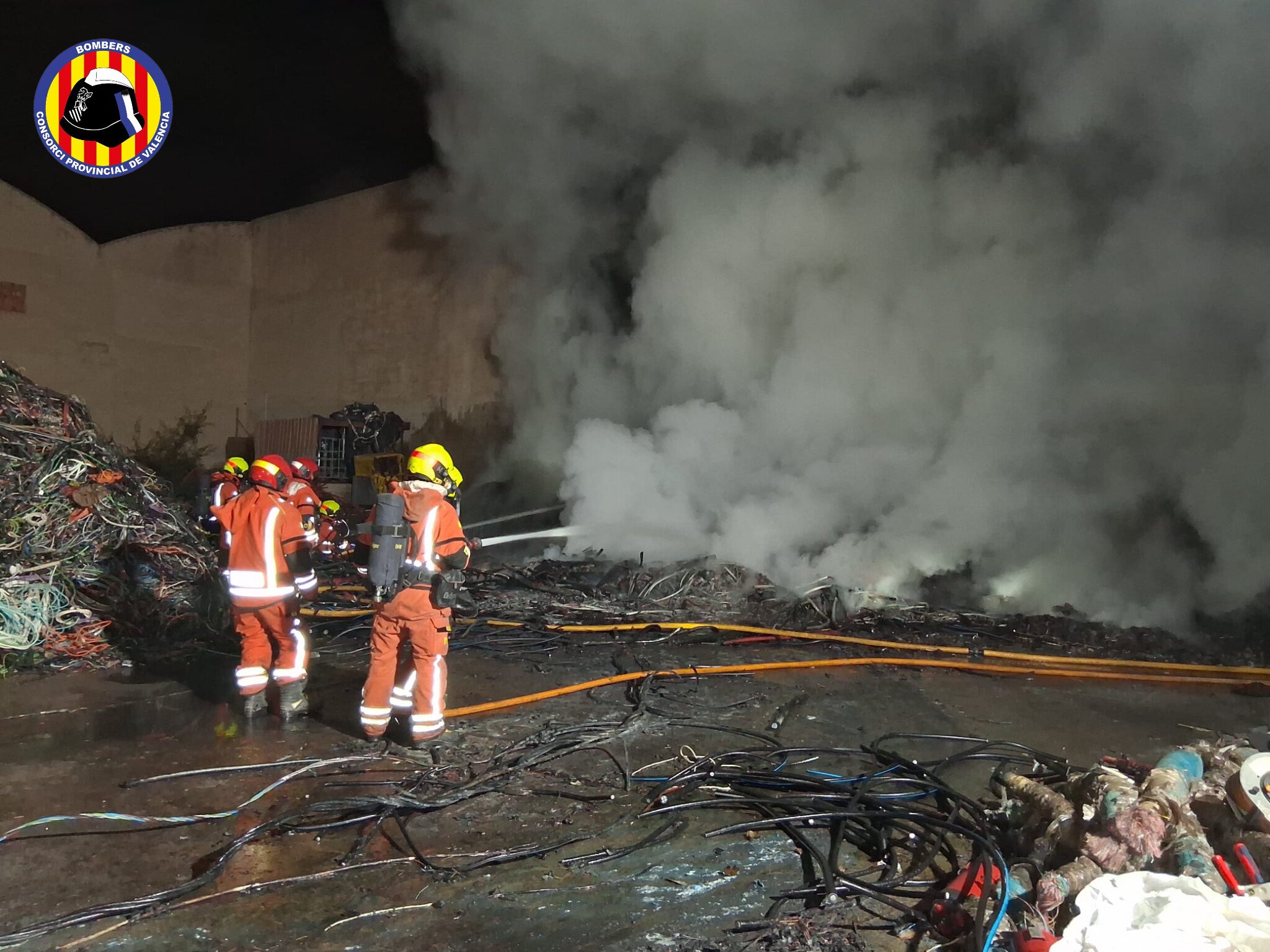 Un incendio en el exterior de una nave industrial moviliza a los Bomberos en Silla 3 HTNewJsXwAA EVz