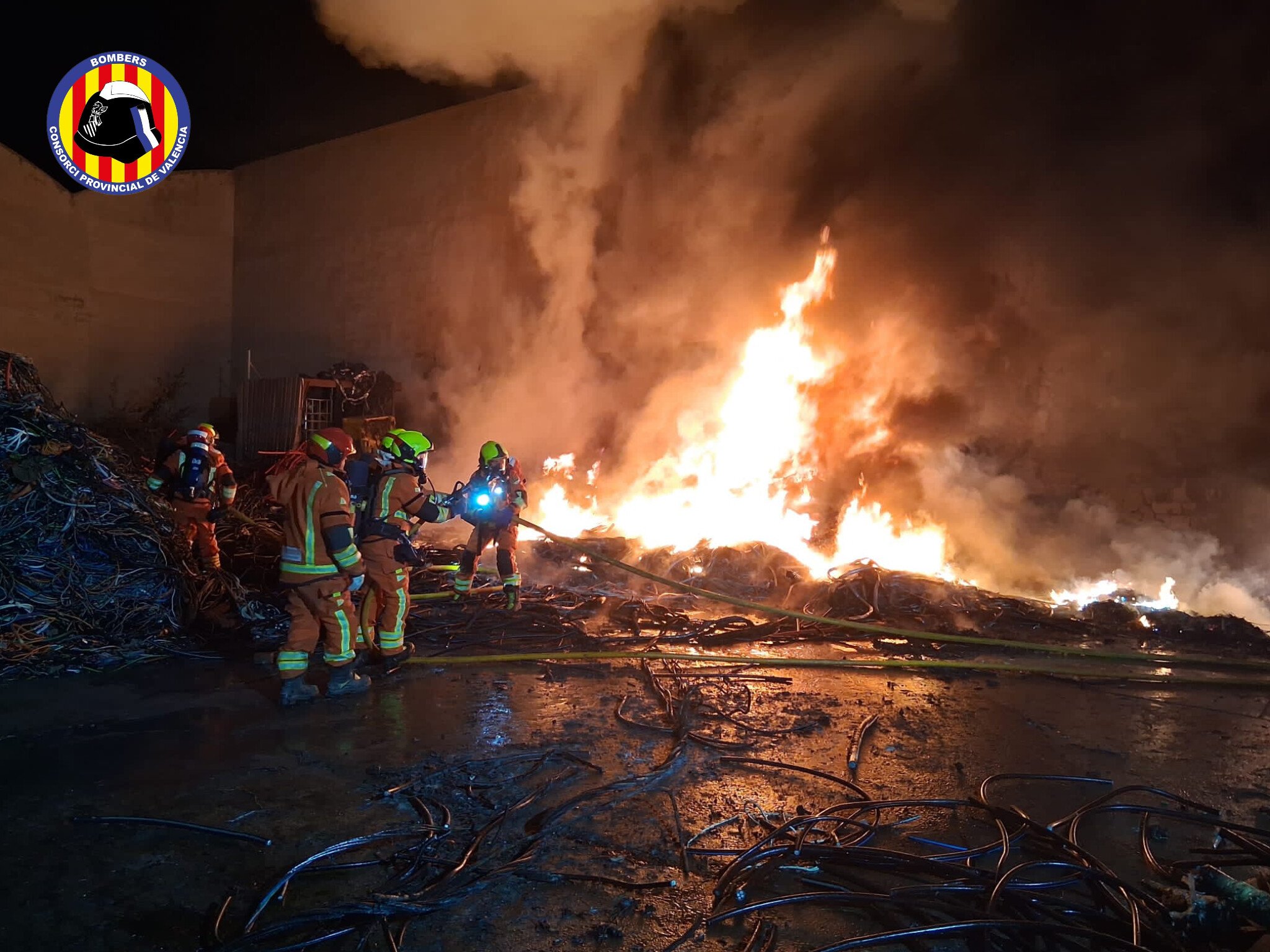Un incendio en el exterior de una nave industrial moviliza a los Bomberos en Silla 2 HTNewKLWAAA7rjm