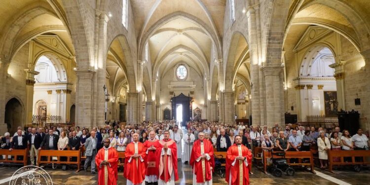 La Real Basílica de la Virgen y sus entidades vinculadas peregrinan a la Catedral de Valéncia con motivo del Año Jubilar del Santo Cáliz