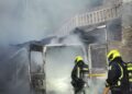 Un incendio destruye un furgón estacionado en una vivienda residencial de La Vall d'Uxó sin causar heridos