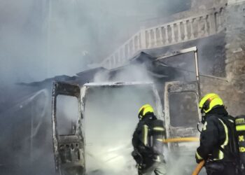 Un incendio destruye un furgón estacionado en una vivienda residencial de La Vall d'Uxó sin causar heridos
