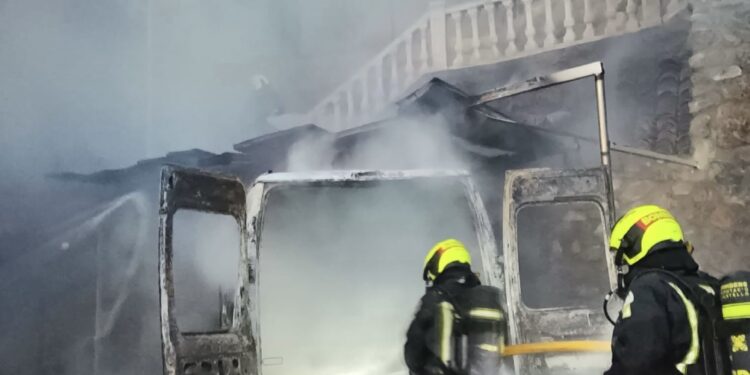Un incendio destruye un furgón estacionado en una vivienda residencial de La Valéncia d'Uxó sin causar heridos 1 Un incendio destruye un furgón estacionado en una vivienda residencial de La Vall d'Uxó sin causar heridos