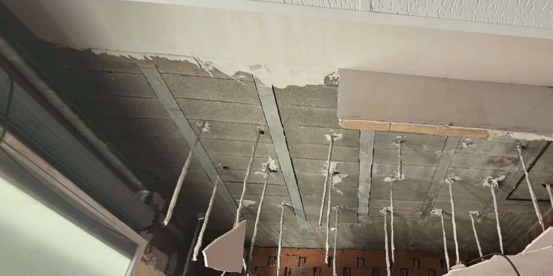El desprendimiento del techo de una peluquería en Alboraya provoca leves contusiones a varias personas