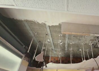 El desprendimiento del techo de una peluquería en Alboraya provoca leves contusiones a varias personas
