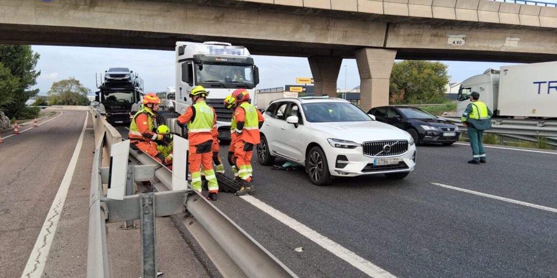 Excarcelan al ocupante de un turismo tras un grave choque con un camión en la A-3 en Ribarroja