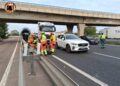 Excarcelan al ocupante de un turismo tras un grave choque con un camión en la A-3 en Ribarroja