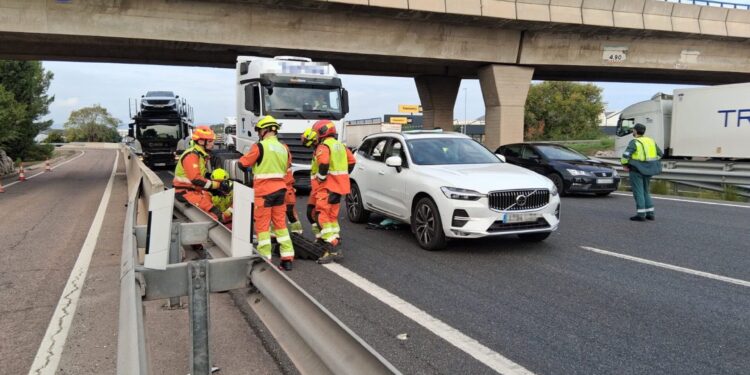 Excarcelan al ocupante de un turismo tras un grave choque con un camión en la A-3 en Ribarroja 1 Excarcelan al ocupante de un turismo tras un grave choque con un camión en la A-3 en Ribarroja