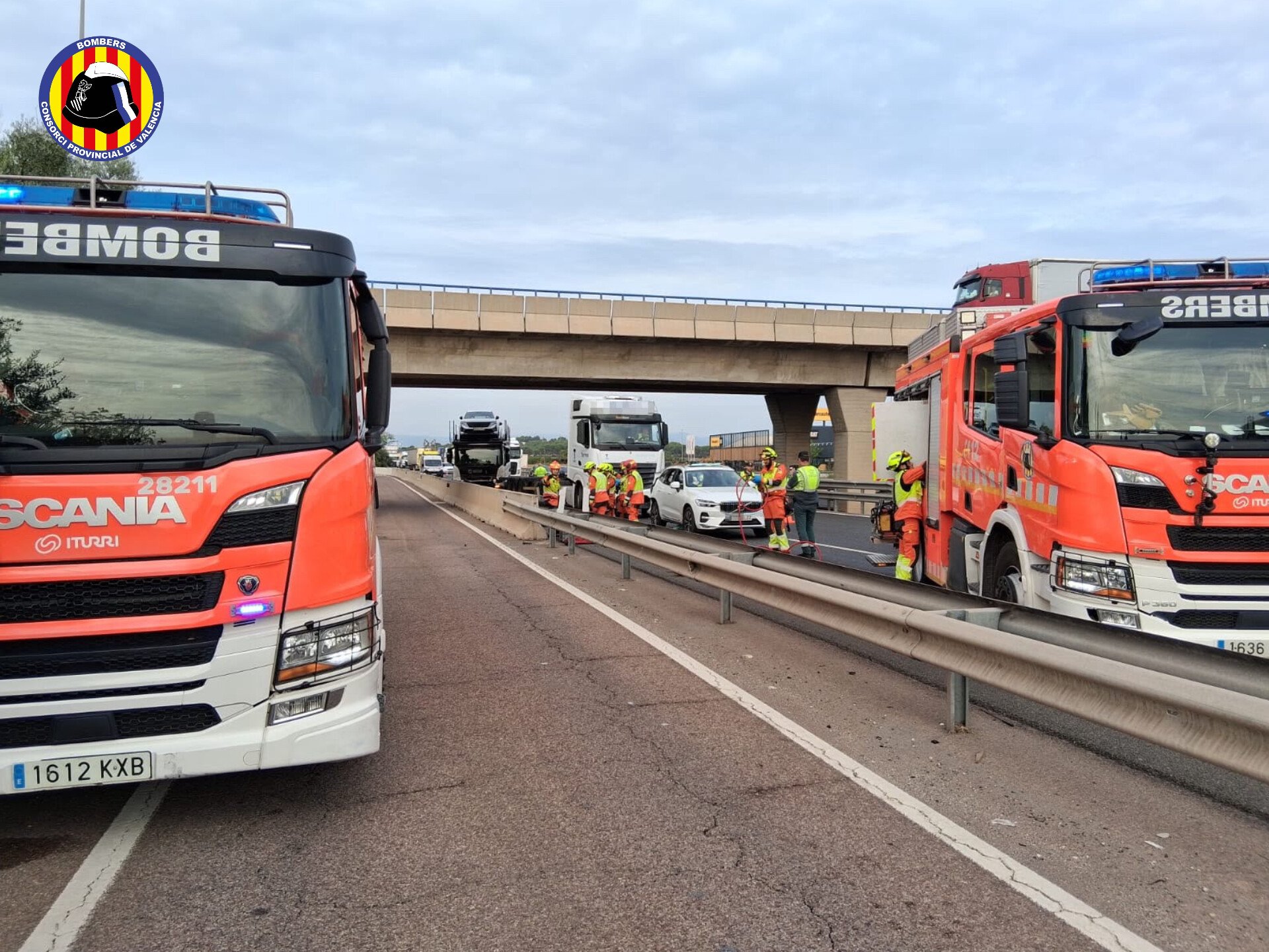 Excarcelan al ocupante de un turismo tras un grave choque con un camión en la A-3 en Ribarroja 2 HTega42WsAAc1eP