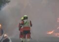 El fuego en Tuéjar abarca un perímetro de 21 km y 880 hectáreas con la mirada puesta en el viento y el embalse de Benagéber
