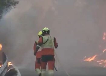 El fuego en Tuéjar abarca un perímetro de 21 km y 880 hectáreas con la mirada puesta en el viento y el embalse de Benagéber