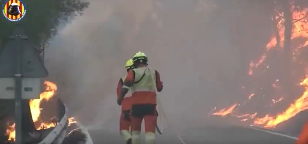 El fuego en Tuéjar abarca un perímetro de 21 km y 880 hectáreas con la mirada puesta en el viento y el embalse de Benagéber 1 El fuego en Tuéjar abarca un perímetro de 21 km y 880 hectáreas con la mirada puesta en el viento y el embalse de Benagéber
