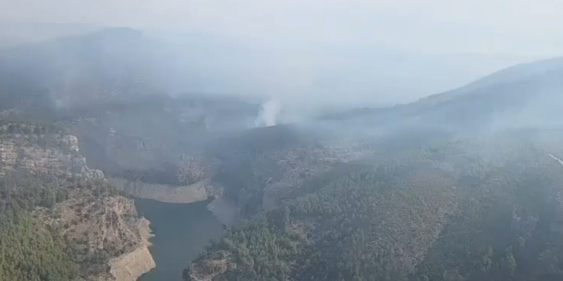 El incendio de Tuéjar sigue fuera de control y el viento amenaza con cruzar el cañón del Embalse de Benagéber 1 El incendio de Tuéjar sigue fuera de control y el viento amenaza con cruzar el cañón del Embalse de Benagéber