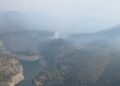 El incendio de Tuéjar sigue fuera de control y el viento amenaza con cruzar el cañón del Embalse de Benagéber