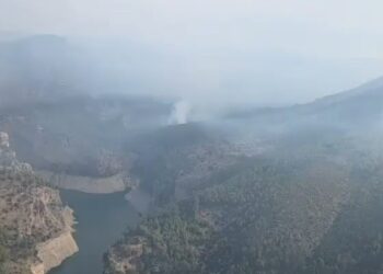 El incendio de Tuéjar sigue fuera de control y el viento amenaza con cruzar el cañón del Embalse de Benagéber