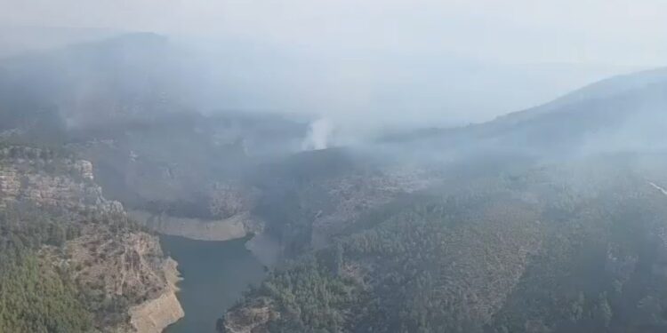 El incendio de Tuéjar sigue fuera de control y el viento amenaza con cruzar el cañón del Embalse de Benagéber