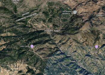 Declarado un incendio forestal en Andilla que moviliza a varios medios aéreos y terrestres