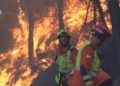El incendio de Tuéjar avanza descontrolado y un bombero herido en las tareas de extinción