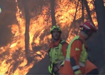 El incendio de Tuéjar avanza descontrolado y un bombero herido en las tareas de extinción