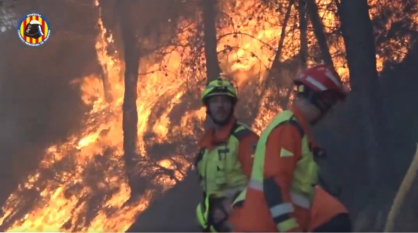 El incendio de Tuéjar avanza descontrolado y un bombero herido en las tareas de extinción 1 El incendio de Tuéjar avanza descontrolado y un bombero herido en las tareas de extinción