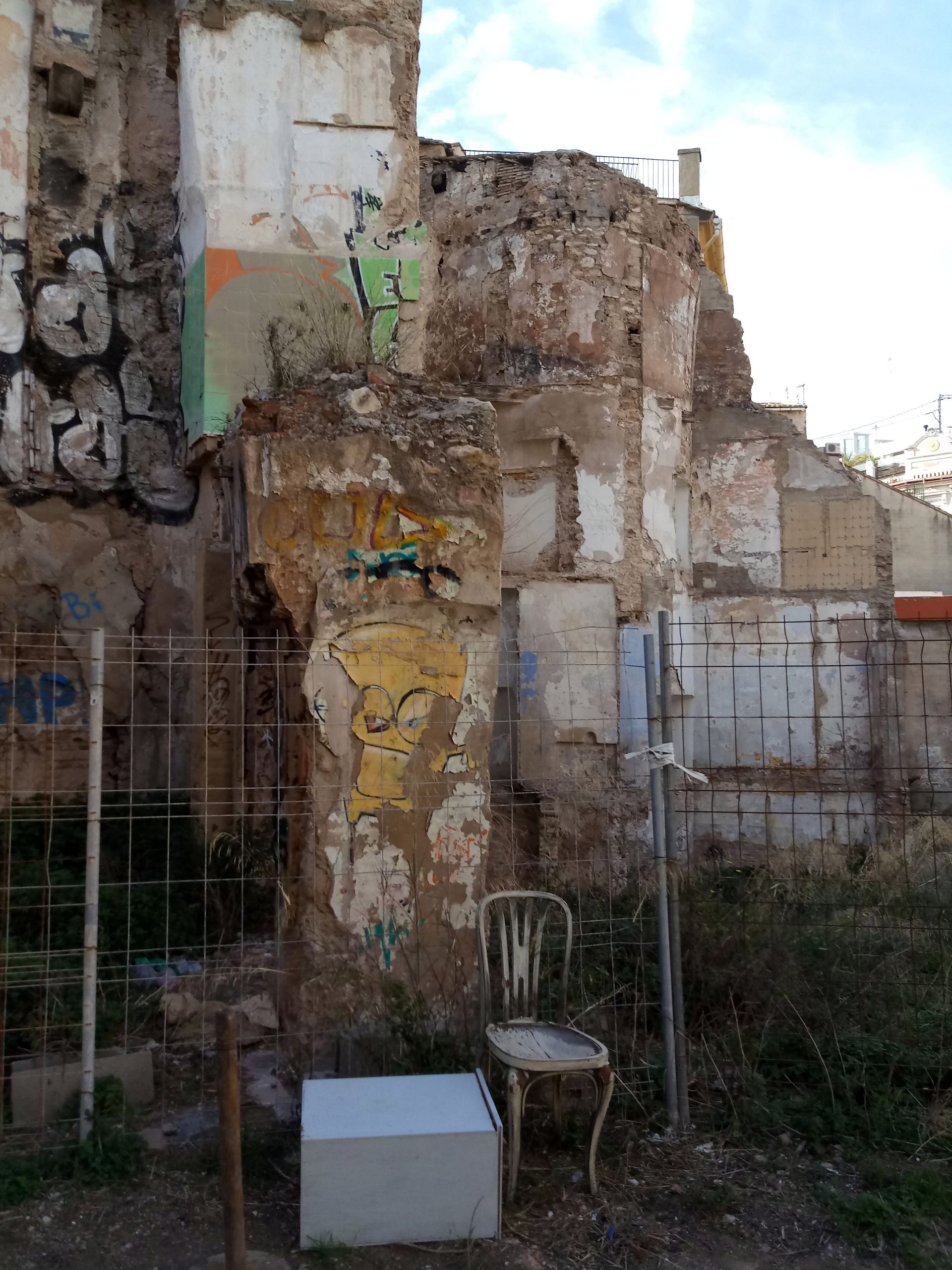 El escándalo de la muralla andalusí: 13 años de ruina, coartadas falsas y caos competencial entre Conselleria y Ayuntamiento 3 Lienzo y torre de la muralla islamica en la calle Salinas no5 03 1 scaled 1