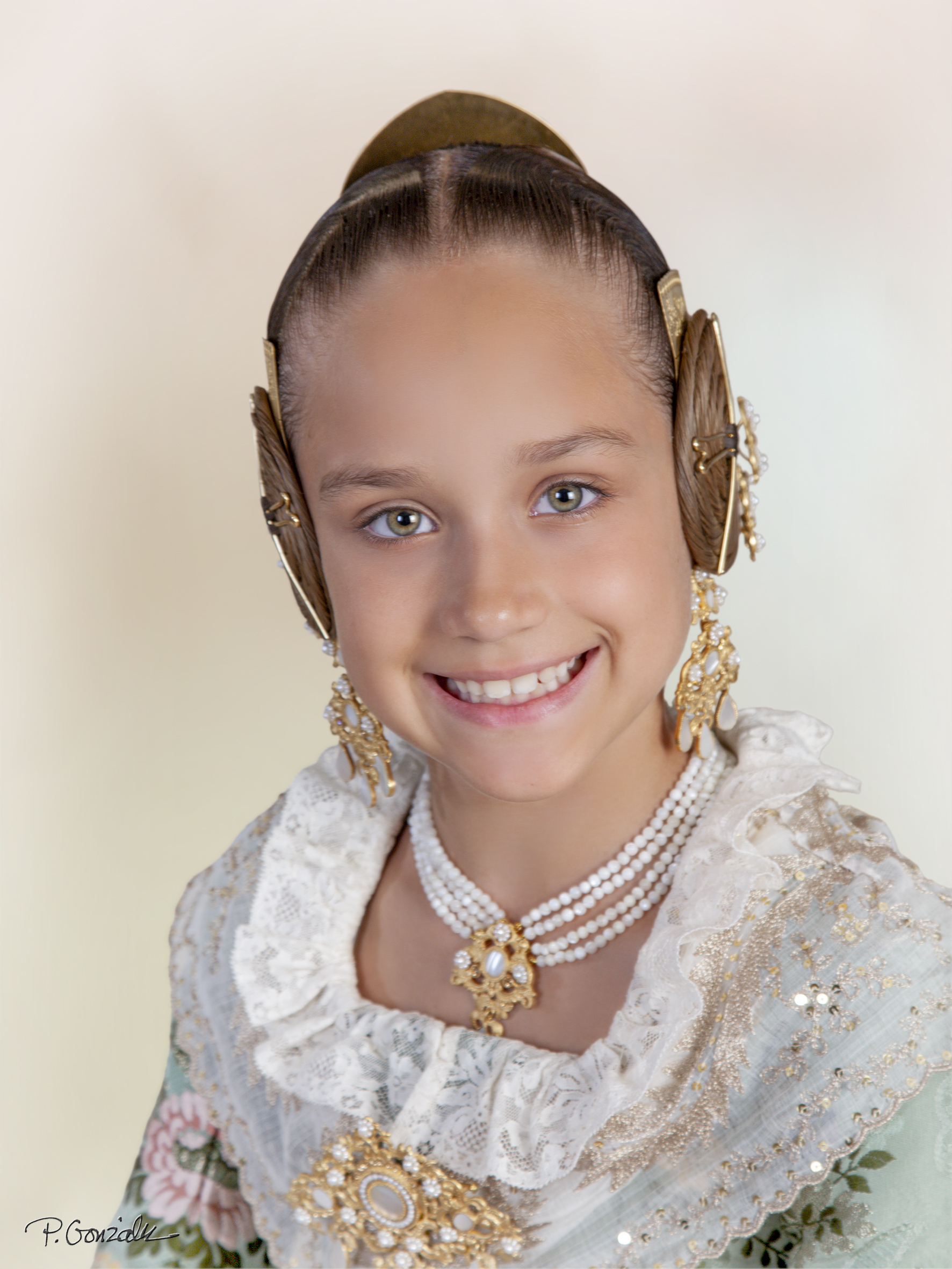 Conoce a las niñas de la Corte de la Fallera Major Infantil de Valéncia de 2027 8 Macarena De la Osa Soler 161 Falla Avinguda Regne de Valencia Ciscar – Sector Pla del Remei Gran Via