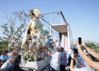 Albalat dels Tarongers se rinde ante la imagen peregrina de la Virgen de los Desamparados