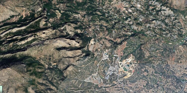 Un operativo de emergencia se moviliza tras declararse un incendio de vegetación en Polop