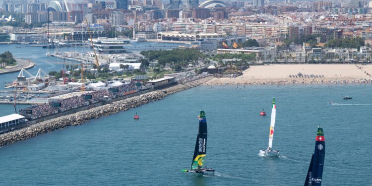 Exhibición de 'Los Gallos' en casa: España domina la jornada inaugural del SailGP en Valéncia