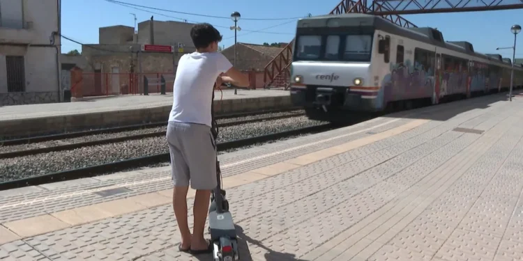 Los patinetes eléctricos vuelven a los trenes de Renfe: estos son los requisitos para poder subirlos 1 Los patinetes eléctricos vuelven a los trenes de Renfe: estos son los requisitos para poder subirlos