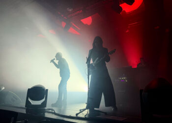 The Sisters of Mercy repasa cuatro décadas de historia y rock gótico ante 2.000 espectadores en la Sala Auditorio Roig Arena