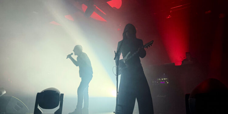 The Sisters of Mercy repasa cuatro décadas de historia y rock gótico ante 2.000 espectadores en la Sala Auditorio Roig Arena