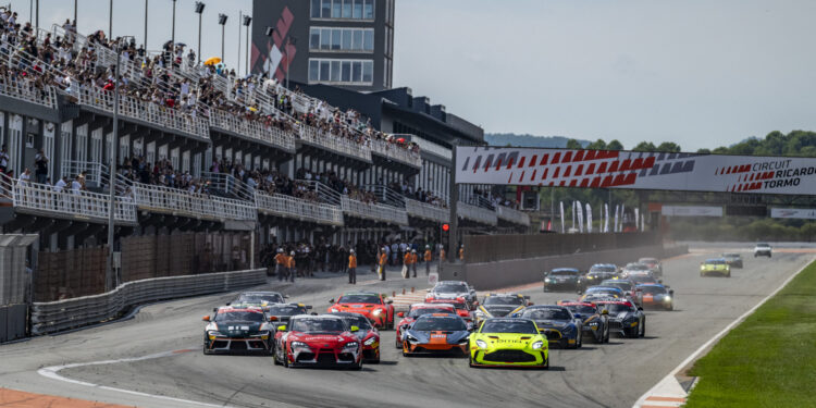 Más de 20.000 aficionados vibran en el Circuit de Cheste con la emoción de ROOW y las Supercars