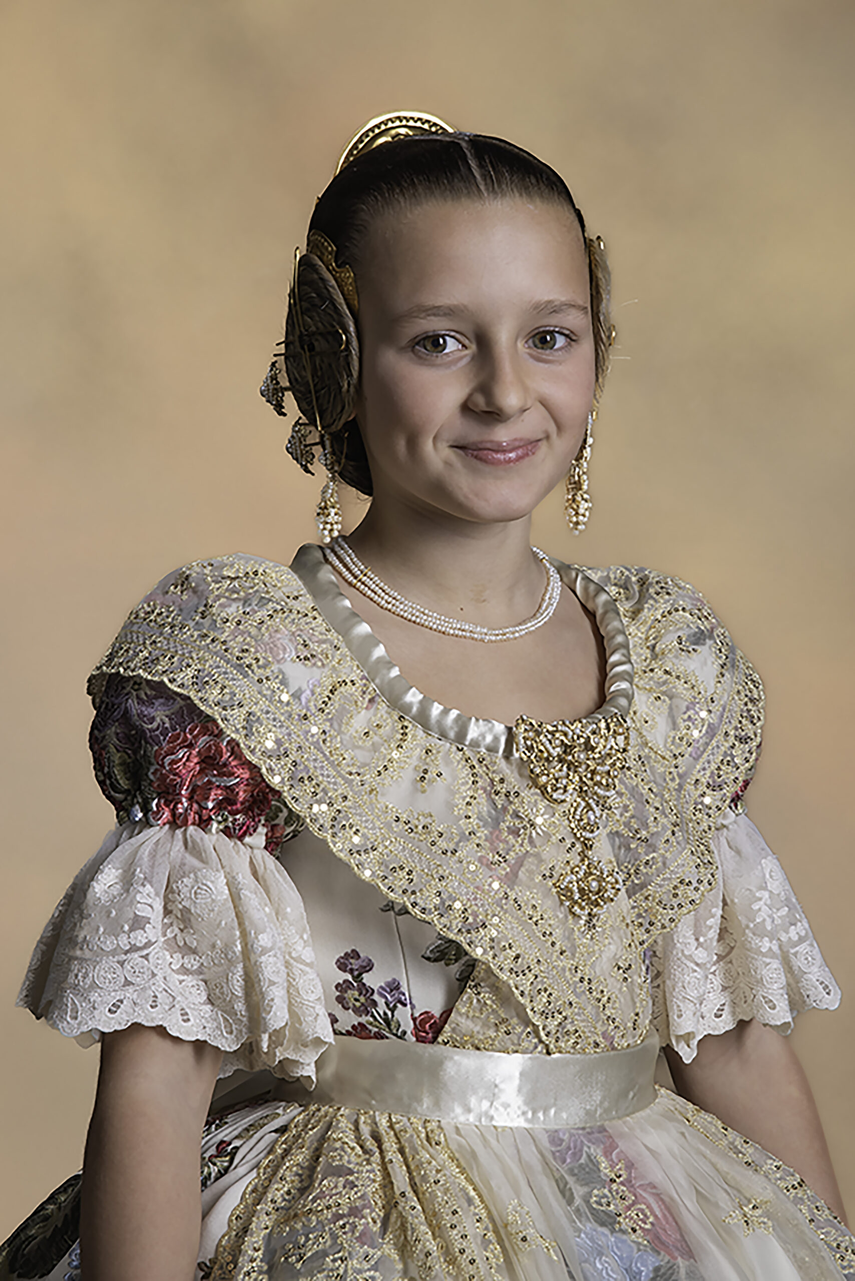 Conoce a las niñas de la Corte de la Fallera Major Infantil de Valéncia de 2027 12 Susanna Chornet Segovia 314 Falla Tres Camins Pinedo – Sector Poblats al Sud scaled