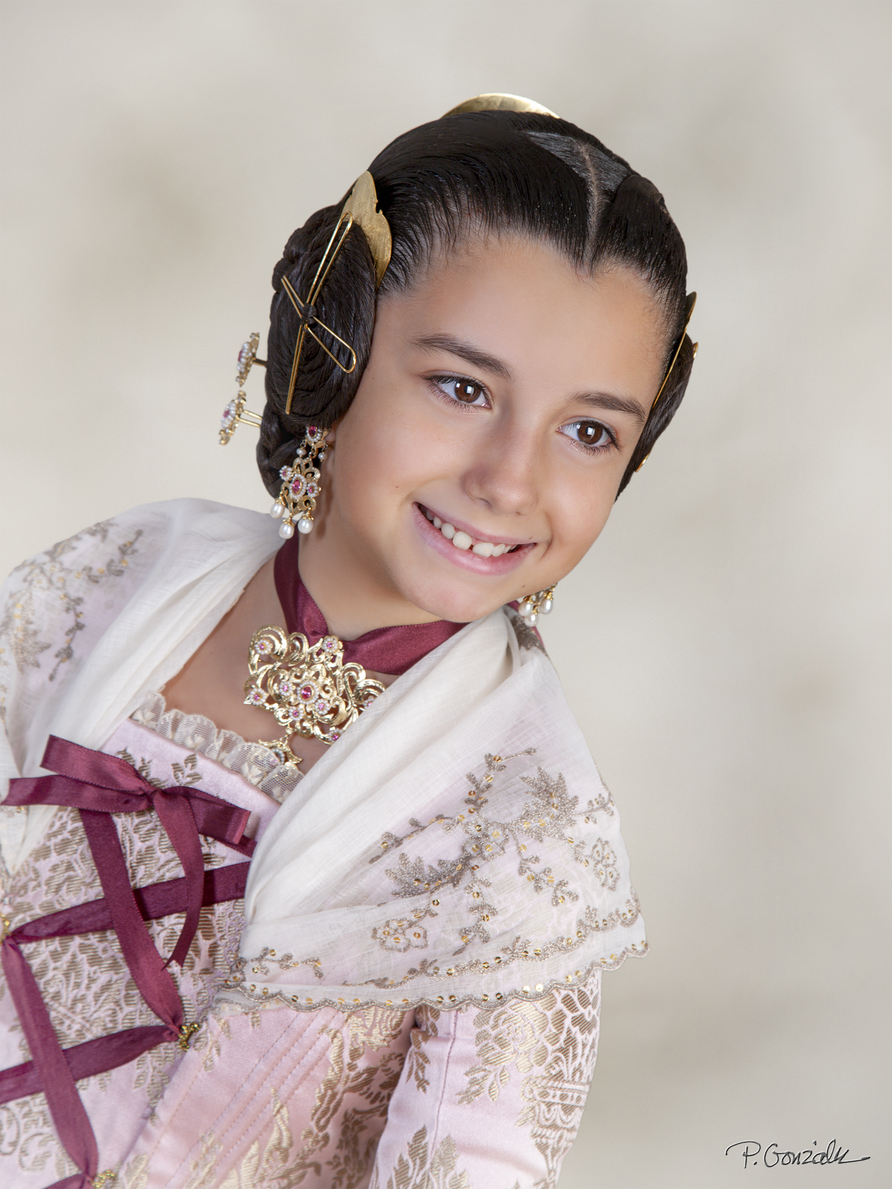 Conoce a las niñas de la Corte de la Fallera Major Infantil de Valéncia de 2027 13 Valeria Sordo Ferrero 44 Falla Mestre Gozalbo Comte dAltea – Sector Pla del Remei Gran Via