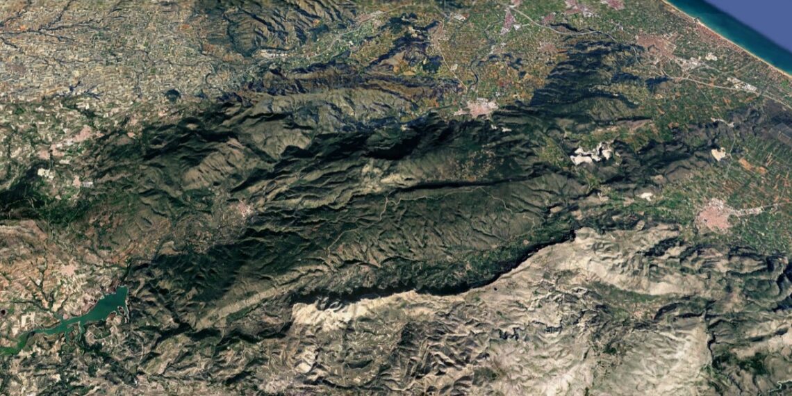 Controlado un incendio forestal con tres focos simultáneos en la Vall de Gallinera