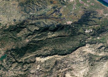 Controlado un incendio forestal con tres focos simultáneos en la Vall de Gallinera
