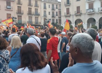 Más de 1.000 personas se concentran en Gandía por Ceuta tras el fracaso de la convocatoria oficial matutina 18 Más de 1.000 personas se concentran en Gandía por Ceuta tras el fracaso de la convocatoria oficial matutina