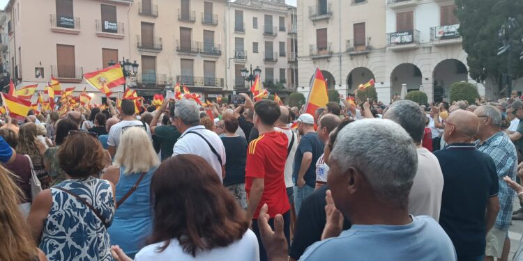 Más de 1.000 personas se concentran en Gandía por Ceuta tras el fracaso de la convocatoria oficial matutina 1 Más de 1.000 personas se concentran en Gandía por Ceuta tras el fracaso de la convocatoria oficial matutina