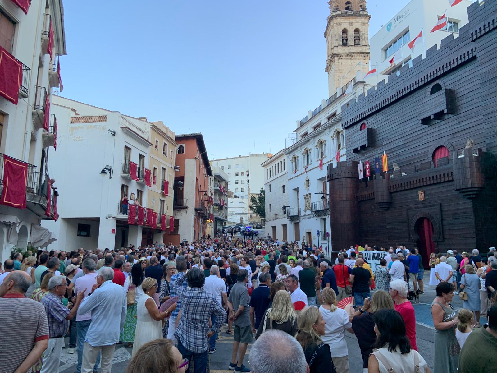 Cerca de un millar de personas se concentran en Ontinyent en apoyo a la situación de Ceuta 2 WhatsApp Image 2026 09 02 at 20.23.37