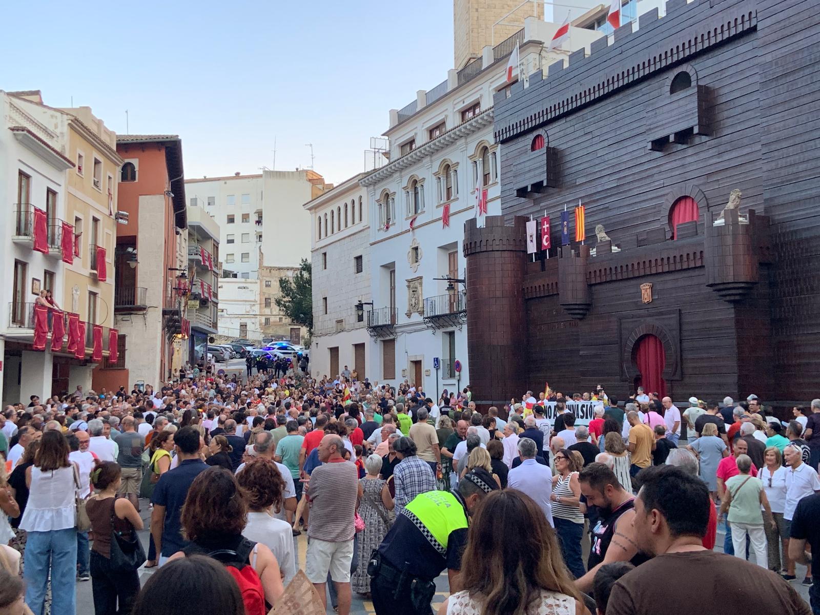 Cerca de un millar de personas se concentran en Ontinyent en apoyo a la situación de Ceuta 3 WhatsApp Image 2026 09 02 at 20.23.372