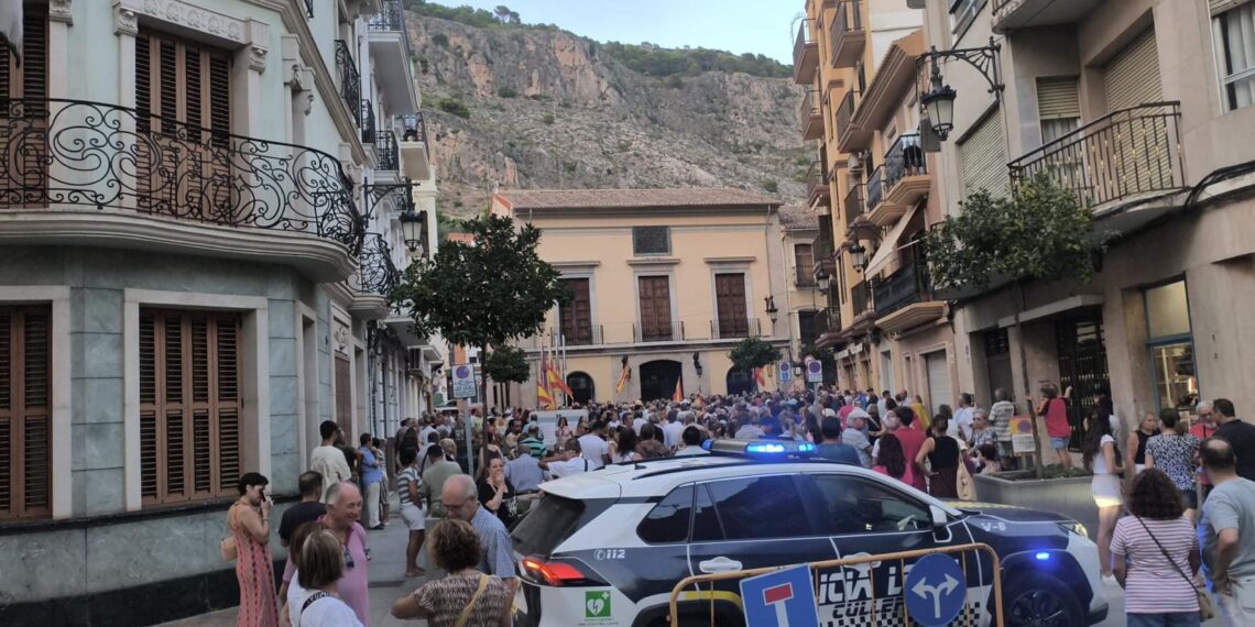 Cerca de 1.000 ciudadanos se congregan en Cullera por Ceuta a pesar del rechazo municipal 1 Cerca de 1.000 ciudadanos se congregan en Cullera por Ceuta a pesar del rechazo municipal