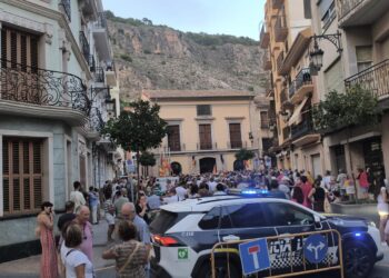 Cerca de 1.000 ciudadanos se congregan en Cullera por Ceuta a pesar del rechazo municipal 14 Cerca de 1.000 ciudadanos se congregan en Cullera por Ceuta a pesar del rechazo municipal