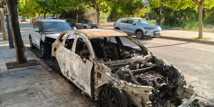 Incendian tres vehículos en Valéncia entre la ola de robos y la creciente alerta vecinal por la inseguridad 1 Incendian tres vehículos en Valéncia entre la ola de robos y la creciente alerta vecinal por la inseguridad