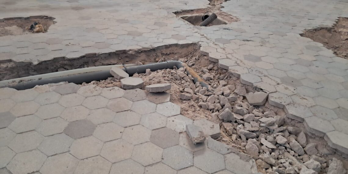 Las obras del Bar Central de Ricard Camarena arrasan sin control el pavimento protegido de cerámica Nolla