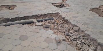 Las obras del Bar Central de Ricard Camarena arrasan sin control el pavimento protegido de cerámica Nolla