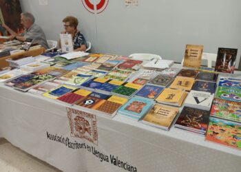 Èxit de la Fira del Llibre en el C.C. «Las Américas» de Torrent. Jornada de festa de la Llengua Valenciana
