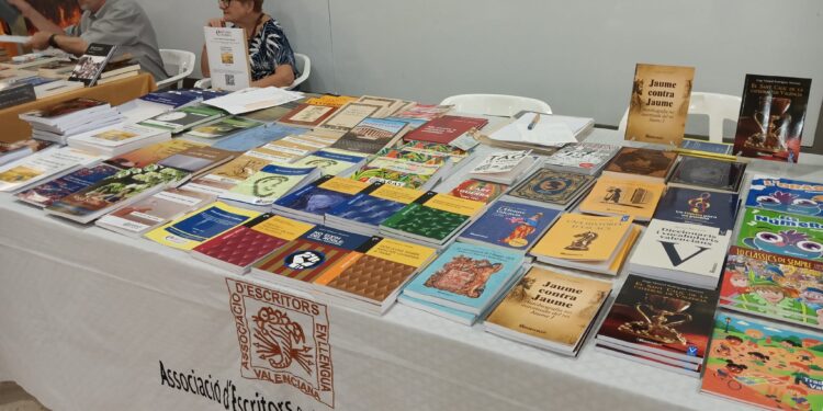 Èxit de la Fira del Llibre en el C.C. "Las Américas" de Torrent. Jornada de festa de la Llengua Valenciana 1 Èxit de la Fira del Llibre en el C.C. «Las Américas» de Torrent. Jornada de festa de la Llengua Valenciana