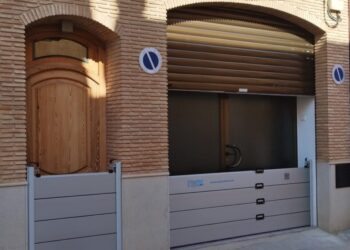 Torrent aprueba un plan de choque contra las riadas: ayudas directas para barreras antiinundación y blindaje del aparcamiento de Juan Carlos I