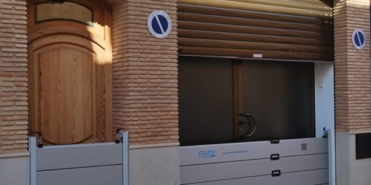 Torrent aprueba un plan de choque contra las riadas: ayudas directas para barreras antiinundación y blindaje del aparcamiento de Juan Carlos I